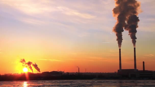 夕阳背后的工业厂房 — 图库视频影像