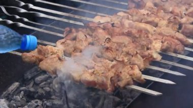 şiş kebap açık bir ızgarada pişirme