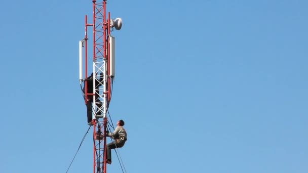 労働者は電気の発電所タワーに作業を開始する準備します。 — ストック動画