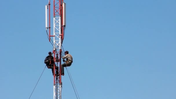 Arbeiter bereiten sich auf den Beginn der Arbeiten an einem Kraftwerksturm vor — Stockvideo