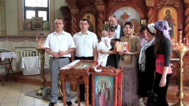 küçük bebek Ortodoks kilisesinde vaftiz. bebek vaftizini