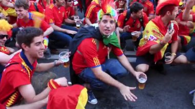 Kiev, Ukrayna - Temmuz 1: Avrupa Futbol Şampiyonası final maçında önce İspanyol futbol taraftarları 