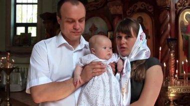 Anne ve baba ile bebek Ortodoks kilisesinde vaftiz töreni sonra