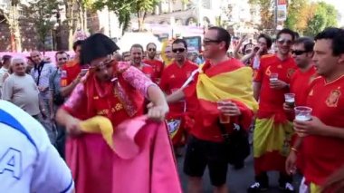 Kiev, Ukrayna - Temmuz 1: Avrupa Futbol Şampiyonası final maçında önce İspanyol futbol taraftarları 