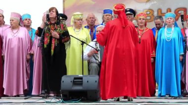 Ukrayna halk şarkısı. olușturarak kostüm kadınlarda Ukraynalı şarkı söyle