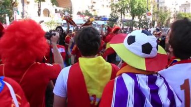 Kiev, Ukrayna - Temmuz 1: Avrupa Futbol Şampiyonası final maçında önce İspanyol futbol taraftarları 