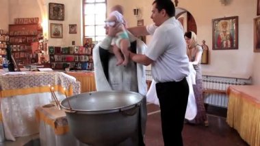 Kiev, Ukrayna, 20 Mayıs 2012: küçük bebeğin Ortodoks kilisesinde vaftiz. bebek vaftizini. Kiev, Ukrayna, 20 Mayıs 2012