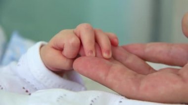 el ele. Anne ve doğum Hastanesi yeni doğan kız