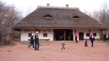 thatched çatı ile Ukrayna lokali