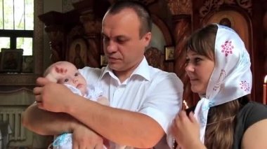 Anne ve baba ile bebek Ortodoks kilisesinde vaftiz töreni sonra