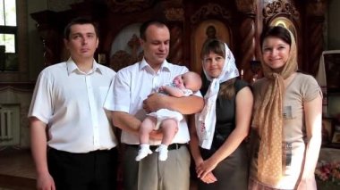 küçük bebek Ortodoks kilisesinde vaftiz. bebek vaftizini
