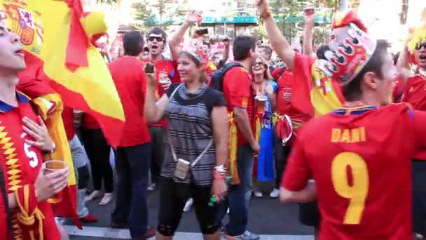 KIEV, UKRAINE - JULHO 1: torcedores de futebol espanhóis antes do jogo final do Campeonato Europeu de Futebol "EURO 2012" (Espanha vs Itália), Kiev, Ucrânia, 1 de julho de 2012 — Vídeo de Stock