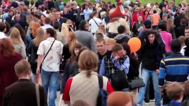 KIEV, UKRAINE, MAY 9, 2012: People at ceremonial parade dedicated to the 67th Anniversary of victory in Great Patriotic War (World War II) in Kiev, Ukraine, May 9, 2012 — Stock Video