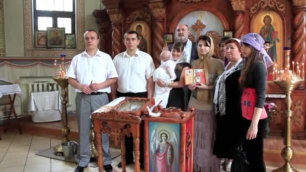 Batizado de bebê pequeno em igreja ortodoxa. Batismo infantil — Vídeo de Stock