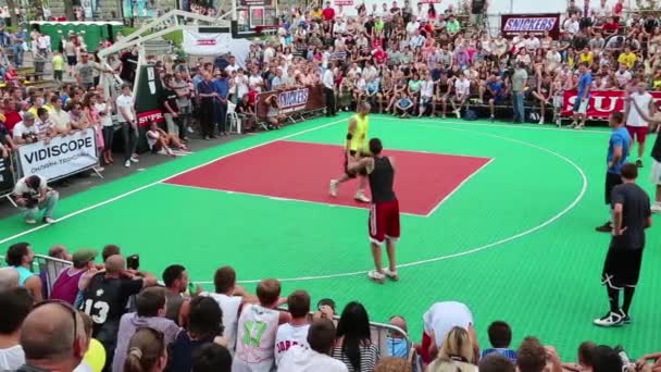 KIEV, UCRANIA, 24 de agosto de 2012: Final de la liga ucraniana de streetball en la calle Khreschatyk dedicada a celebrar el Día de la Independencia en Kiev, Ucrania, 24 de agosto de 2012 . — Vídeo de stock