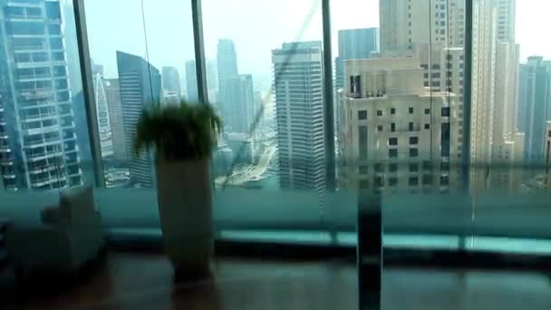 Θέα από το γυάλινο ασανσέρ με θέα στο Ντουμπάι, Ηνωμένα Αραβικά Εμιράτα — Αρχείο Βίντεο