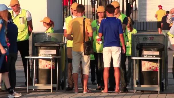 Stewards bij de ingang aan olympiyskiy stadion voordat de laatste wedstrijd van euro 2012 — Stockvideo