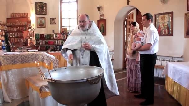 KIEV, UCRÂNIA, 20 de maio de 2012: Batismo de pequeno bebê na igreja ortodoxa. Baptismo infantil. Kiev, Ucrânia, 20 de maio de 2012 — Vídeo de Stock
