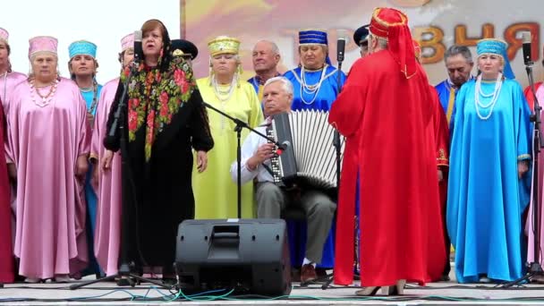 乌克兰民歌。妇女在五彩缤纷的服装唱乌克兰首歌 — 图库视频影像