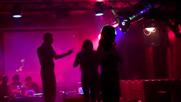 Jonge mensen dansen op de dansvloer in nachtclub — Stockvideo