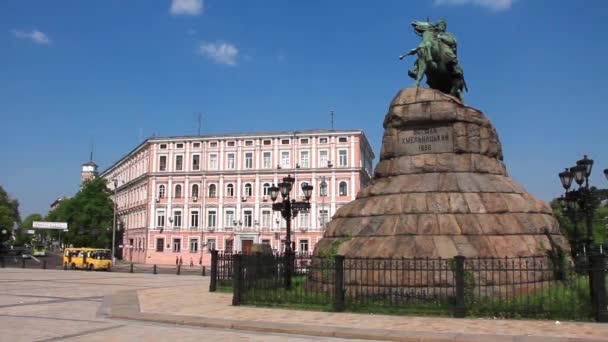 Monumento a Bogdan Khmelnitsky en la plaza Sofiyskaya en Kiev, Ucrania — Vídeos de Stock