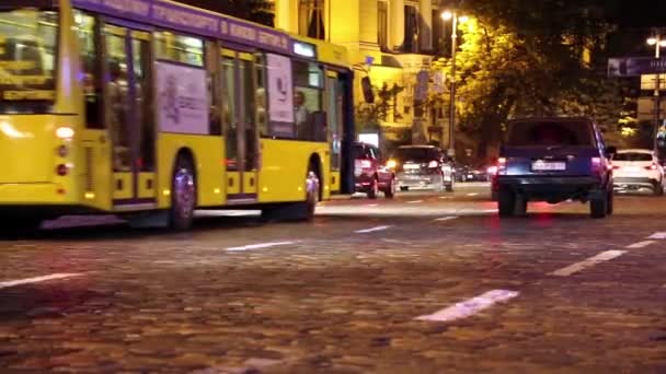 Coches en la ciudad de noche — Vídeos de Stock