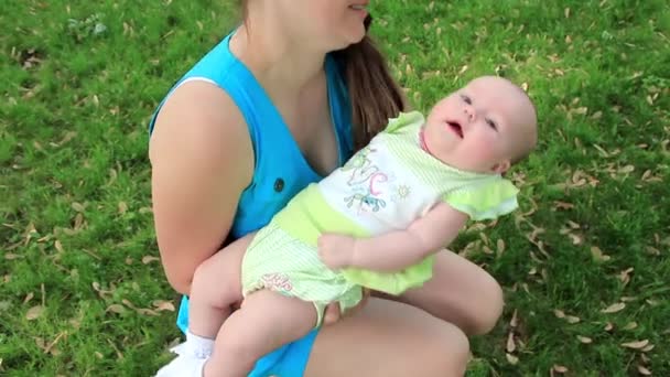 Mãe com bebê filha — Vídeo de Stock