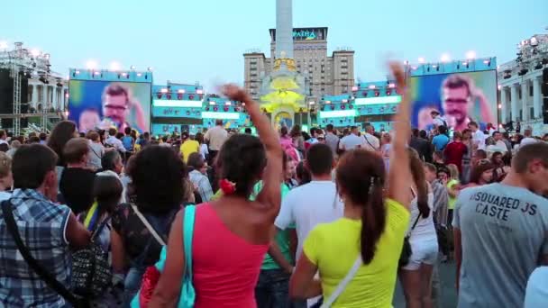 KIEV, UKRAINE, 24 de agosto de 2012: Dançando no concerto de férias na Praça da Independência, dedicado a celebrar o Dia da Independência em Kiev, Ucrânia, 24 de agosto de 2012 — Vídeo de Stock