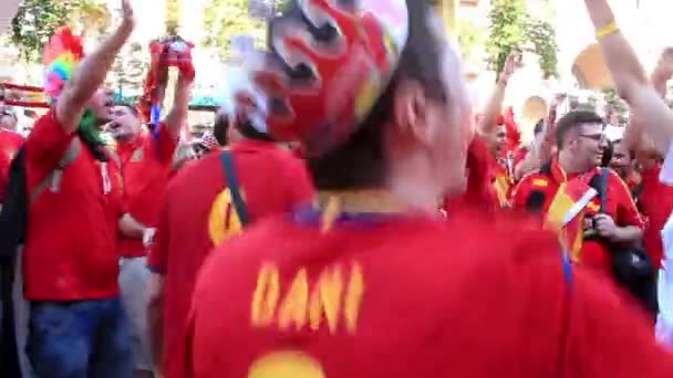 KIEV, UKRAINE - 1er JUILLET : Fans de football espagnols avant le match final du Championnat d'Europe de football "EURO 2012" (Espagne vs Italie), Kiev, Ukraine, 1er juillet 2012 — Video