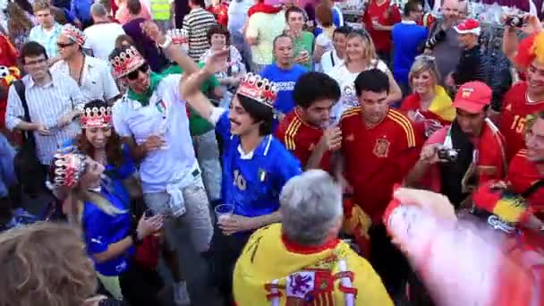 Κίεβο, Ουκρανία - 1 Ιουλίου: ισπανικά φίλαθλοι πριν τον τελικό αγώνα του Ευρωπαϊκό πρωτάθλημα ποδοσφαίρου "euro 2012" (Ιταλία vs Ισπανία), Κίεβο, Ουκρανία, 1 Ιουλίου 2012 — Αρχείο Βίντεο