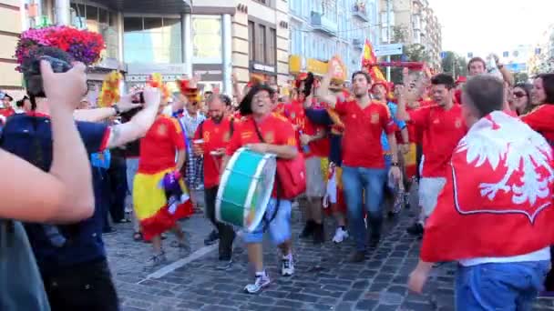 Kiew, Ukraine - 1. Juli: Spanische Fußballfans vor dem letzten Spiel der Fußball-Europameisterschaft "Euro 2012" (Spanien gegen Italien), Kiew, Ukraine, 1. Juli 2012 — Stockvideo