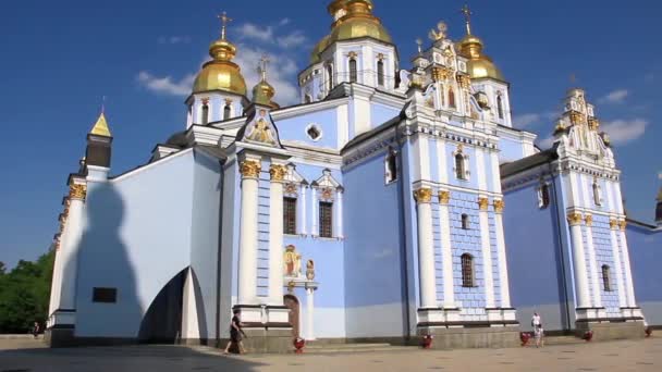 Monasterio de cúpula dorada Mikhailovsky en la plaza Mikhailovskaya en Kiev, Ucrania — Vídeo de stock