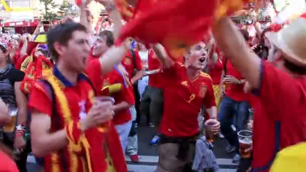 KIEV, UCRANIA - 1 DE JULIO: Los aficionados al fútbol español antes del partido final del Campeonato de Europa de Fútbol "EURO 2012" (España vs Italia), Kiev, Ucrania, 1 de julio de 2012 — Vídeo de stock