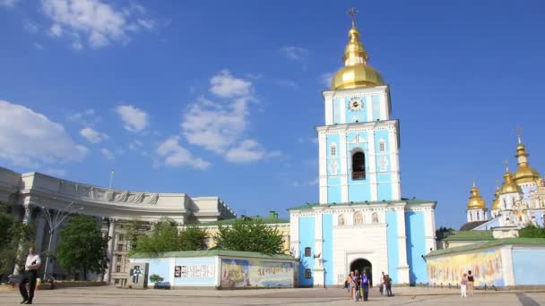 Michailowski-Kloster mit goldener Kuppel in Kiew, Ukraine — Stockvideo