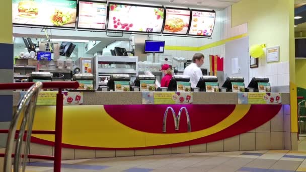 Fast food Restoran içindeki insanlar — Stok video