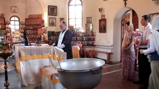 KIEV, UCRANIA, 20 DE MAYO DE 2012: Bautizo de un bebé pequeño en la iglesia ortodoxa. Bautismo infantil. Kiev, Ucrania, 20 de mayo de 2012 — Vídeos de Stock