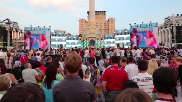 Kiev, Ukraina, augusti 24, 2012: ungdomar på holiday konsert på oberoende torget tillägnad firar självständighetsdagen i kiev, Ukraina, augusti 24, 2012 — Stockvideo