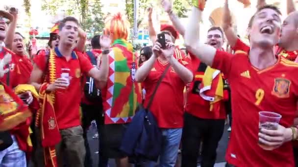 Kiew, Ukraine - 1. Juli: Spanische Fußballfans vor dem letzten Spiel der Fußball-Europameisterschaft "Euro 2012" (Spanien gegen Italien), Kiew, Ukraine, 1. Juli 2012 — Stockvideo