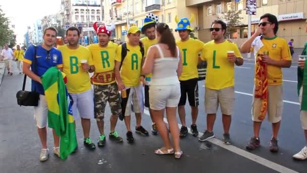 Kiev, Oekraïne - 1 juli: ventilators van de voetbal uit Brazilië voordat de laatste wedstrijd van Europees voetbalkampioenschap "euro 2012" (Spanje vs Italië), kiev, Oekraïne, 1 juli 2012 — Stockvideo