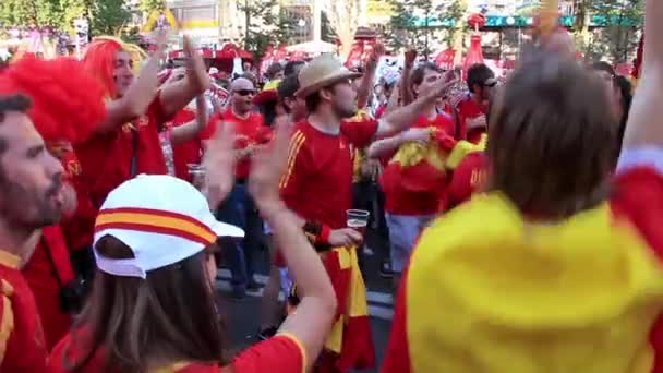 KIEV, UCRANIA - 1 DE JULIO: Los aficionados al fútbol español antes del partido final del Campeonato de Europa de Fútbol "EURO 2012" (España vs Italia), Kiev, Ucrania, 1 de julio de 2012 — Vídeos de Stock