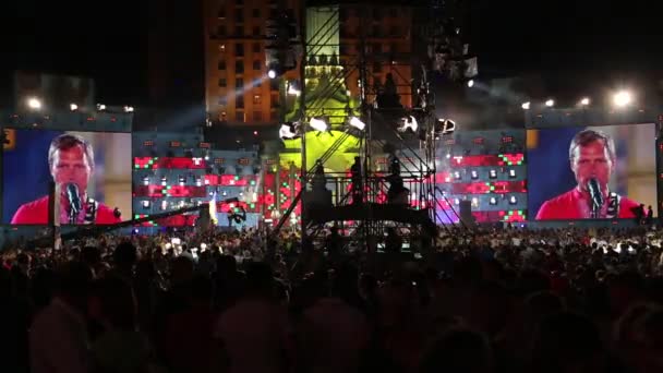 KIEV, UKRAINE, AUGUST 24, 2012: Dancing on holiday concert on Independence Square, dedicated to celebrating Independence Day in Kiev, Ukraine, August 24, 2012 — Wideo stockowe