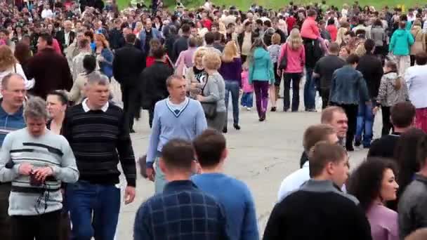 KIEV, UKRAINE, MAY 9, 2012: People at ceremonial parade dedicated to the 67th Anniversary of victory in Great Patriotic War (World War II) in Kiev, Ukraine, May 9, 2012 — Stock Video