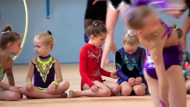 Szkolenie młodych gimnastyków — Wideo stockowe