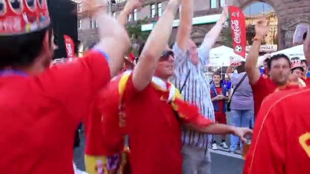 KIEV, UKRAINE - 1er JUILLET : Fans de football espagnols avant le match final du Championnat d'Europe de football "EURO 2012" (Espagne vs Italie), Kiev, Ukraine, 1er juillet 2012 — Video