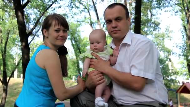 Matka i ojciec z dzieckiem w cerkwi, po ceremonii chrztu — Wideo stockowe