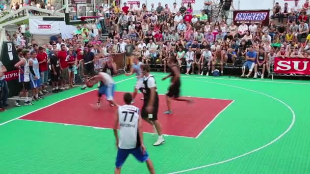 Kiev, Ukrajna - augusztus 24: rajongók végső ukrán streetball bajnoki khreschatyk street szentelt ünnepeljük függetlenség napja-Kijev, Ukrajna, augusztus 24, 2012 — Stock videók