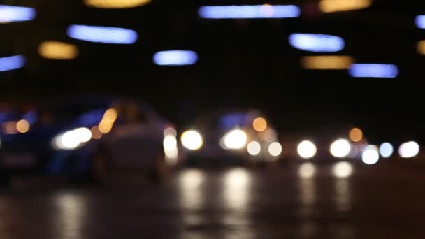 Автомобили в ночном городе — стоковое видео