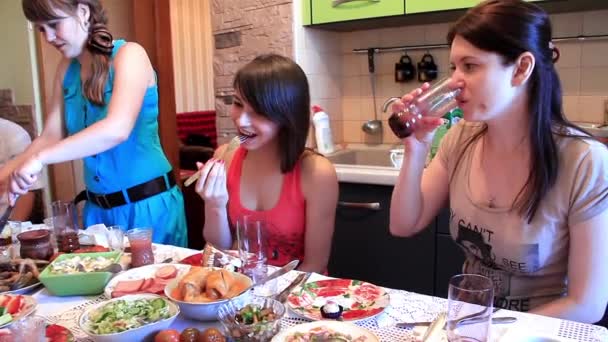 Mujeres beben y comen — Vídeo de stock
