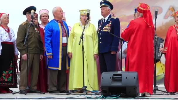 Canción folk ucraniana. Mujeres en traje multicolor cantan canción ucraniana — Vídeo de stock