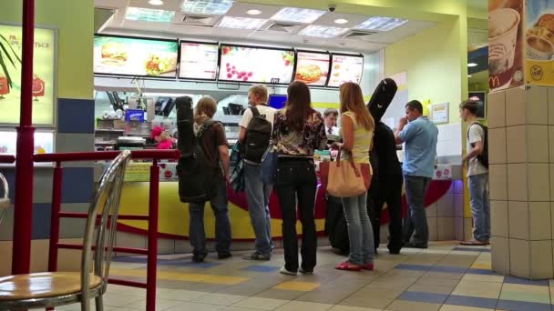 Mensen binnen fastfood-restaurant — Stockvideo